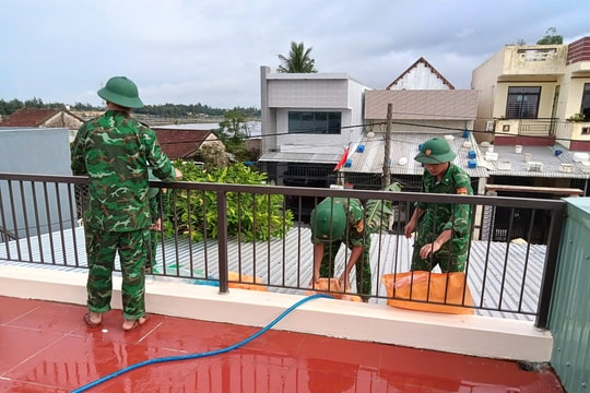 Vùng ven biển phía nam Đà Nẵng: "Chạy đua" bảo vệ tài sản trước bão số 13