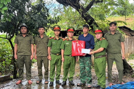 Tuổi trẻ Công an xã biên giới Đắc Pring thăm, tặng quà hỗ trợ 20 hộ dân bị ảnh hưởng do mưa bão