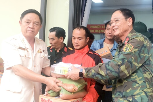 400 suất quà tặng người dân xã Phước Chánh và Phước Năng bị ảnh hưởng lũ lụt