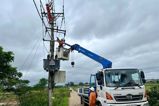 EVNCPC nỗ lực khôi phục sự cố điện do ảnh hưởng bão số 13