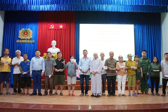 Bộ đội Biên phòng Đà Nẵng trao 200 suất quà hỗ trợ người dân bị thiệt hại sau lũ