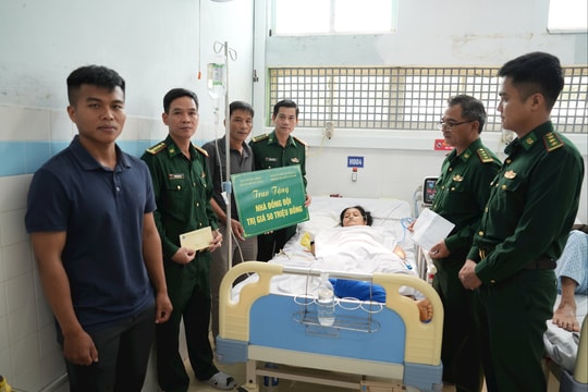 Bộ đội Biên phòng thành phố thăm, hỗ trợ gia đình quân nhân bị sập nhà do sạt lở