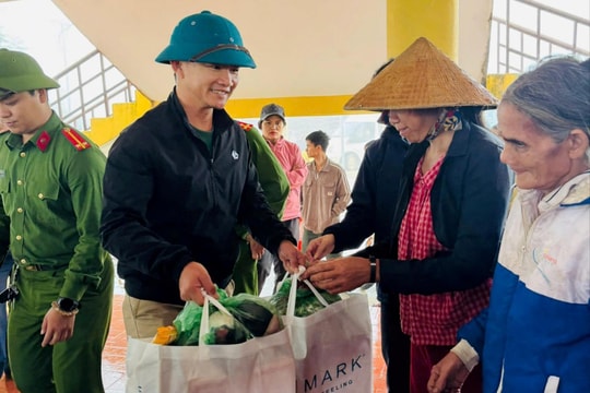 Đồng hành cùng người dân vùng lũ