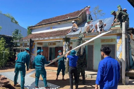 Nhanh chóng giúp dân sửa chữa nhà bị tốc mái do bão số 13