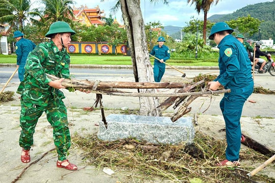 Đà Nẵng: Tuổi trẻ lực lượng vũ trang ra quân dọn vệ sinh sau mưa lũ
