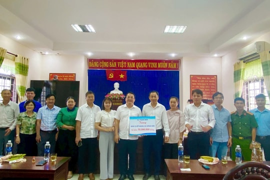 Xã Thạnh Bình hỗ trợ xã Nông Sơn 50 triệu đồng khắc phục hậu quả thiên tai