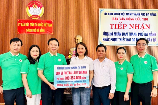 Hội đồng hương Đà Nẵng tại Hà Nội trao hơn 400 triệu đồng hỗ trợ đồng bào vùng lũ