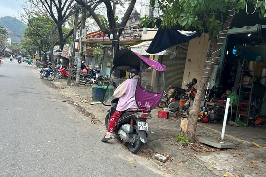 Nguy hiểm từ việc xe máy tự gắn mái che