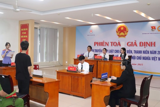 Phổ biến pháp luật cho hơn 200 học sinh THPT thông qua “phiên tòa giả định”