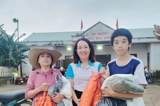 Đà Nẵng: Trao quà hỗ trợ người yếu thế bị ảnh hưởng do mưa lũ