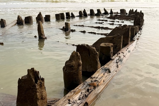 Hội An Tây lên phương án bảo vệ nguyên trạng tại vị trí xác tàu cổ nổi lên