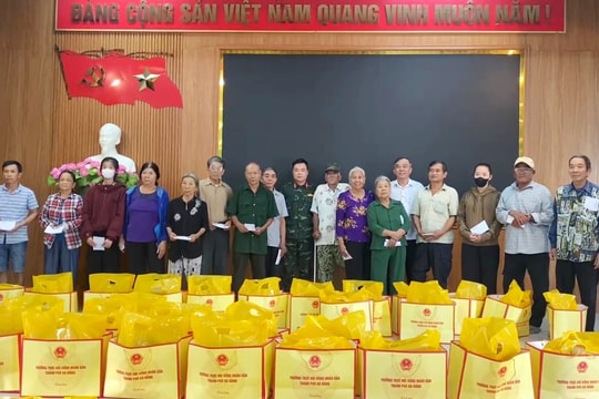 Phó Chủ tịch HĐND thành phố Trần Xuân Vinh thăm, tặng quà tại xã Thượng Đức