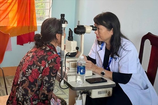 Khám chữa bệnh miễn phí cho người dân vùng lũ xã Vu Gia