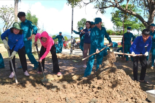 Xã Đại Lộc, Thăng Phú ra quân “Ngày Chủ nhật xanh” vệ sinh môi trường sau lũ lụt