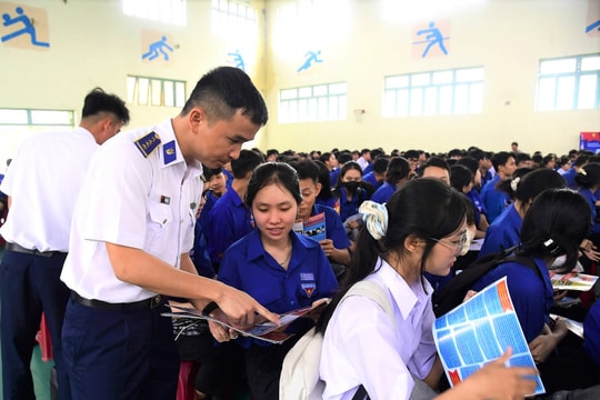 Vùng Cảnh sát biển 2 tổ chức nhiều hoạt động hưởng ứng Ngày Pháp luật Việt Nam