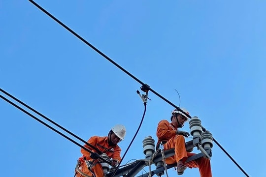 EVNCPC tăng cường 1.000 nhân lực hỗ trợ khôi phục điện sau bão số 13