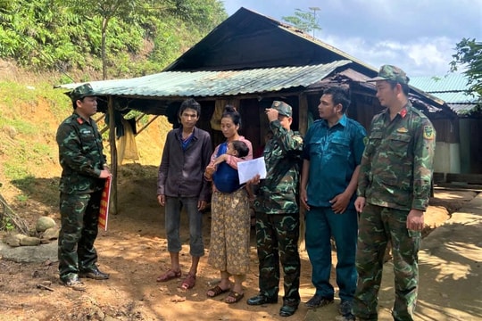 Trao 100 triệu đồng hỗ trợ gia đình học sinh tử vong do mưa lũ