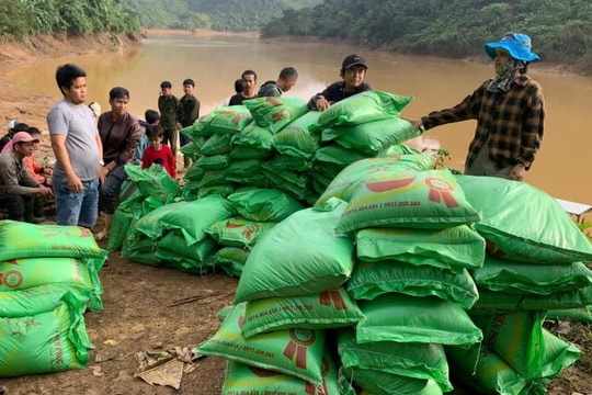 Nam Giang hỗ trợ hơn 13 tấn gạo, nhu yếu phẩm cho người dân thôn Pà Rum và Pà Đhí bị cô lập