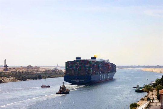 Tàu container siêu lớn đầu tiên trở lại kênh đào Suez