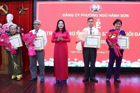 Đảng bộ phường Ngũ Hành Sơn trao tặng Huy hiệu Đảng cho 56 đảng viên