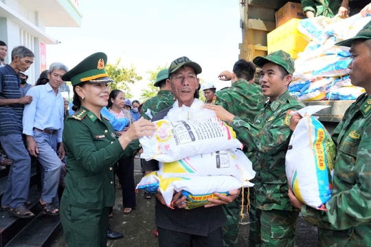 Bộ đội Biên phòng thành phố Đà Nẵng t rao 25 tấn lương thực, thực phẩm hỗ trợ người dân vùng bị thiên tai