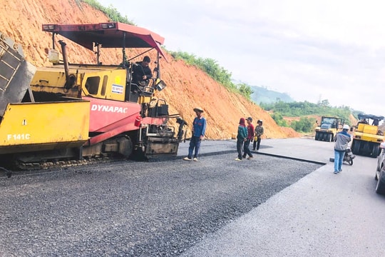 Vượt khó trên công trường quốc lộ 14E