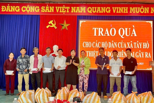 Trao quà hỗ trợ người dân xã Tây Hồ bị thiệt hại do thiên tai