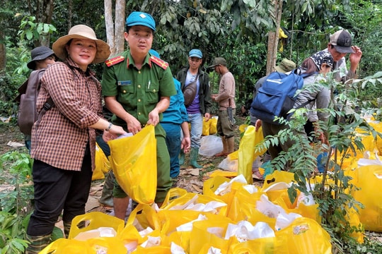 Kịp thời hỗ trợ người dân vùng bị ách tắc, cô lập