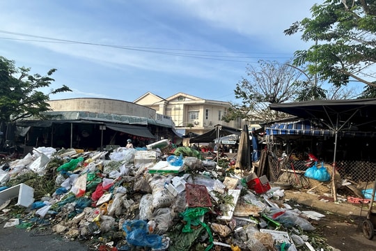 Xã Nam Phước và Duy Xuyên khẩn trương thu gom rác thải ùn ứ sau mưa lũ