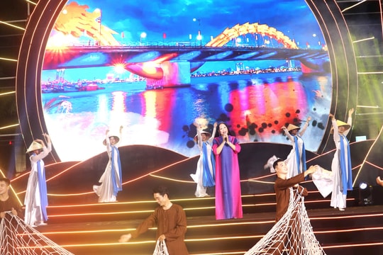 Chương trình nghệ thuật “Đà Nẵng tình người” gây quỹ ủng hộ đồng bào vùng lũ lụt