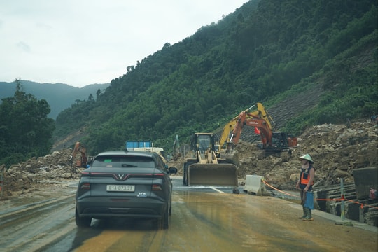 Ngày đầu thông tuyến 1 làn xe trên cao tốc La Sơn - Hòa Liên