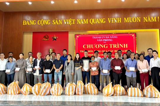 Chánh Văn phòng Thành ủy Trần Thắng Lợi kiểm tra công tác khắc phục hậu quả mưa lũ tại xã Vu Gia