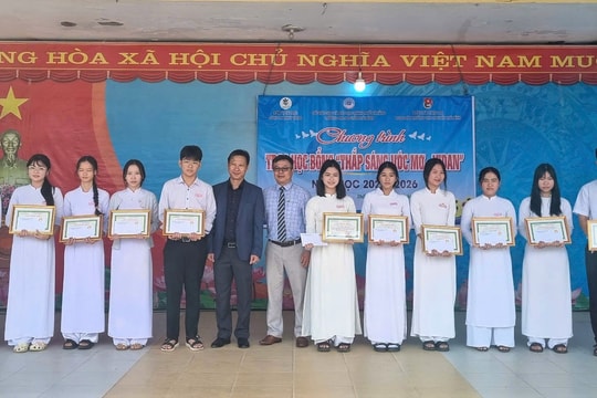 Trao 43 suất học bổng “Thắp sáng ước mơ” cho học sinh xã Thăng An