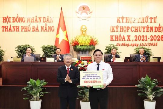 Đại biểu dự kỳ họp HĐND thành phố Đà Nẵng quyên góp hơn 100 triệu đồng hỗ trợ nhân dân khắc phục thiên tai
