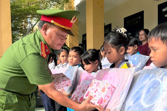 Công an xã Đắc Pring trao quà “Đồng hành cùng em đến trường”