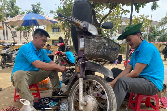 Đoàn thiện nguyện tỉnh Thanh Hóa vào Đà Nẵng sửa xe máy miễn phí cho người dân