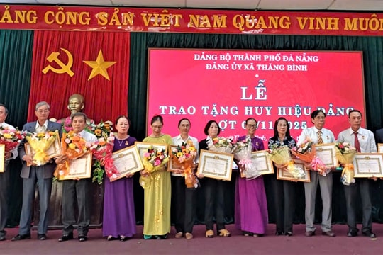 Đảng ủy xã Thăng Bình trao tặng, truy tặng Huy hiệu Đảng cho 27 đảng viên