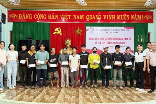 Trao tặng nhiều suất quà cho người dân bị ảnh hưởng bởi mưa lũ