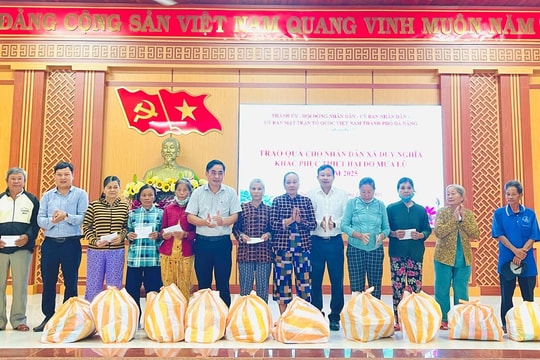 Trưởng ban Tổ chức Thành ủy Đoàn Duy Tân tặng quà người dân vùng lũ xã Nam Phước và Duy Nghĩa