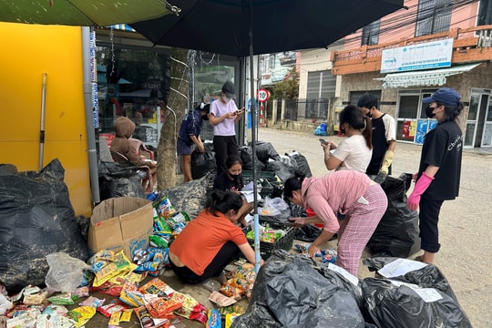 Nỗ lực phục hồi kinh doanh sau lũ