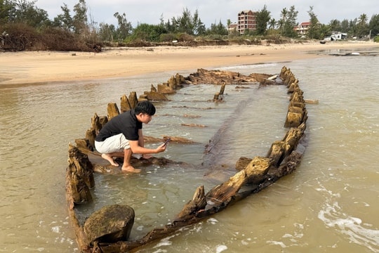 Đà Nẵng: Thận trọng khai quật tàu cổ tại bờ biển phường Hội An Tây