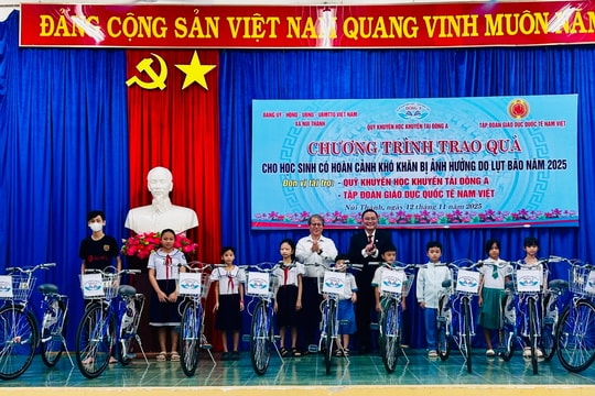 Tặng 25 xe đạp cho học sinh có hoàn cảnh khó khăn xã Núi Thành