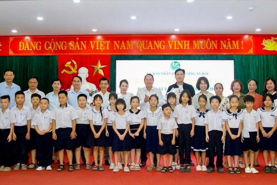 Trao tặng học bổng, thẻ bảo hiểm y tế cho học sinh khó khăn