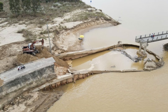 Nỗ lực khôi phục giao thông qua cầu Bà Ngân