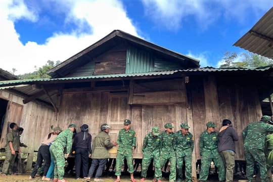 Đồn Biên phòng Ga Ry hỗ trợ di dời các hộ dân ra khỏi khu vực có nguy cơ sạt lở