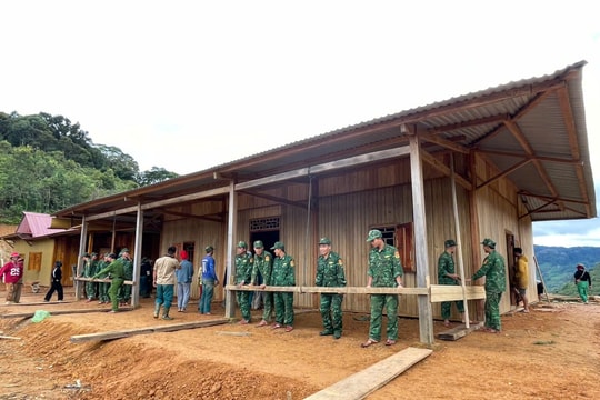 Chung sức cùng người dân vùng biên sau mưa lũ