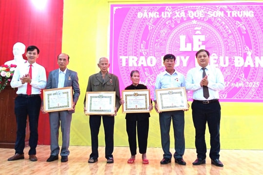 Đảng ủy các địa phương trao Huy hiệu Đảng cho đảng viên