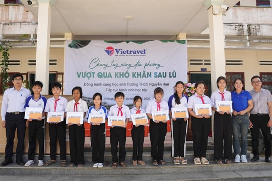 Trao quà hỗ trợ học sinh vùng lũ xã Thượng Đức