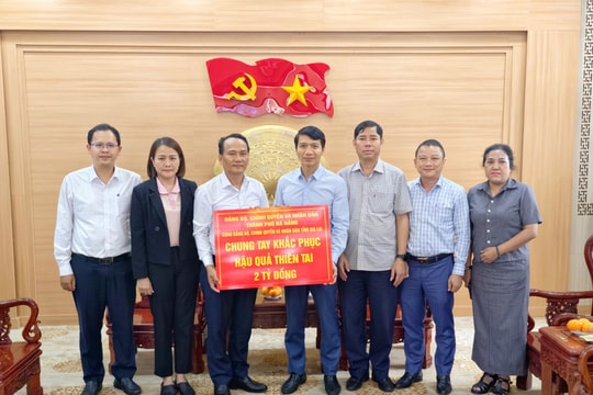 Phó Bí thư Thường trực Thành ủy Nguyễn Đình Vĩnh thăm hỏi, trao kinh phí hỗ trợ khắc phục hậu quả thiên tai các tỉnh Quảng Ngãi, Gia Lai và Đắk Lắk