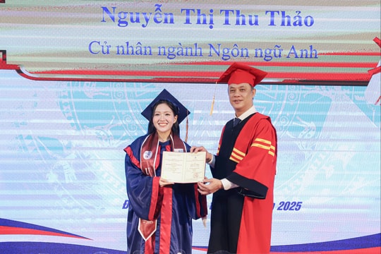 Trường Đại học Ngoại ngữ trao bằng tốt nghiệp cho 263 tân cử nhân và thạc sĩ